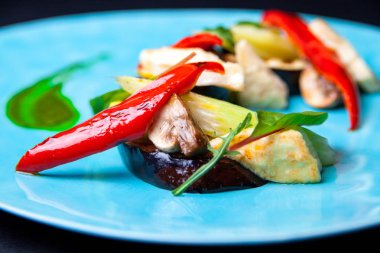 Bahar fitness yetkin, mushrummes bir restoranda Şef besleyen salatası sebze ızgara. Izgara sebze