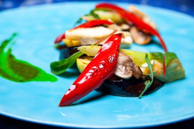 Bahar fitness yetkin, mushrummes bir restoranda Şef besleyen salatası sebze ızgara. Izgara sebze