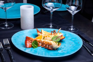 Limon ve fesleğen ile akçaağaç-trüf soslu ıstakoz kuyruğu