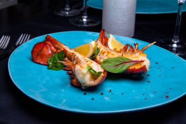 Limon ve fesleğen ile akçaağaç-trüf soslu ıstakoz kuyruğu