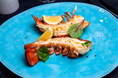 Limon ve fesleğen ile akçaağaç-trüf soslu ıstakoz kuyruğu