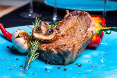 Dana biftek ızgara sebzeli: mantar ve ızgara, biberiye ve chili biber