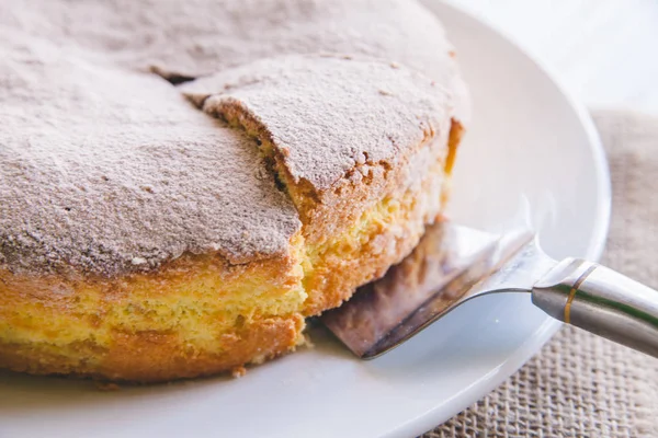 Biscoito de bolo de maçã caseiro perto de uma fatia de bolo na placa branca no fundo de madeira branco — Fotografia de Stock