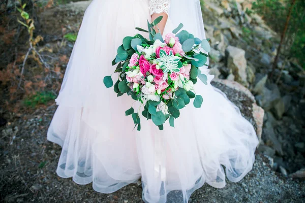 Mooie bruiloft bruiden bouquet, boeket in handen van de bruid de bruiloft — Stockfoto