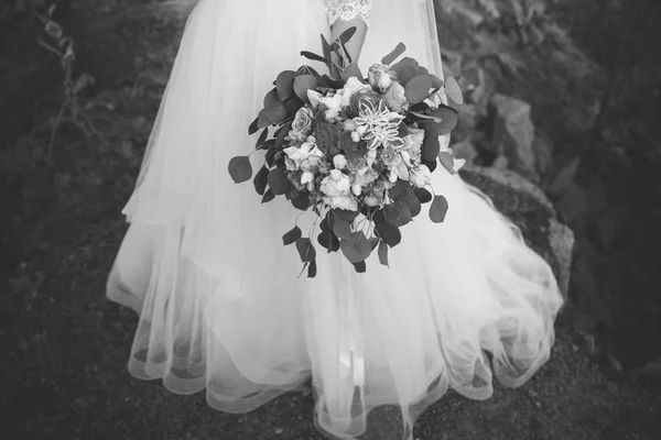 Mooie bruiloft bruiden bouquet, boeket in handen van de bruid de bruiloft — Stockfoto