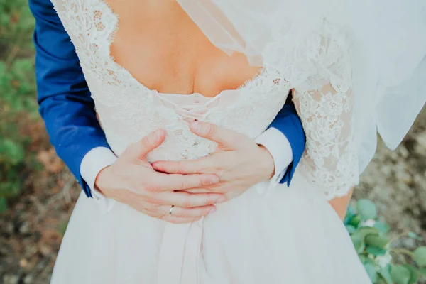 Lo sposo abbraccia la sposa — Foto Stock
