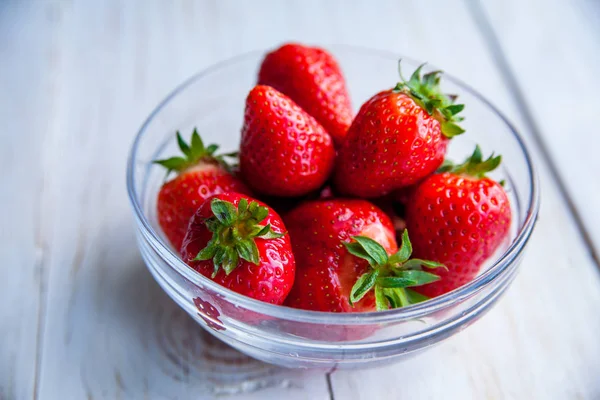 Kahvaltı için Beyaz ahşap zemin üzerinde plaka üzerinde çilek 