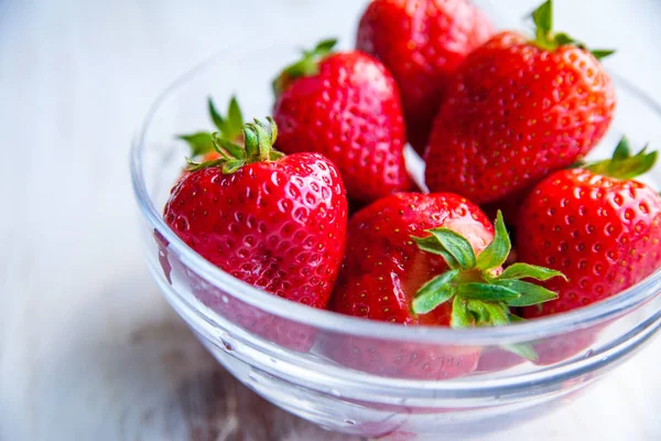 Kahvaltı için Beyaz ahşap zemin üzerinde plaka üzerinde çilek 