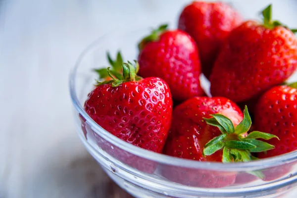 Kahvaltı için Beyaz ahşap zemin üzerinde plaka üzerinde çilek 