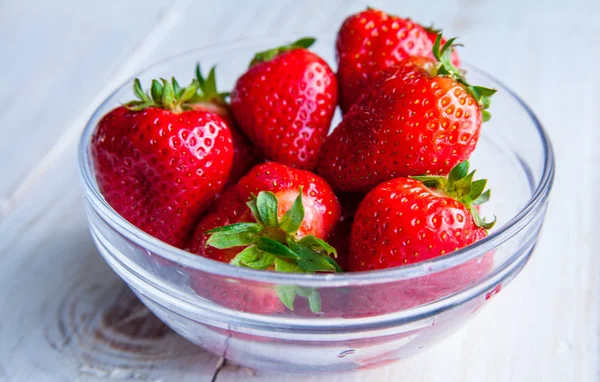 Kahvaltı için Beyaz ahşap zemin üzerinde plaka üzerinde çilek 