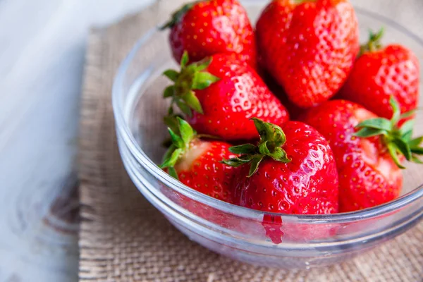 Kahvaltı için Beyaz ahşap zemin üzerinde plaka üzerinde çilek 