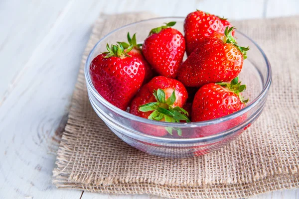 Kahvaltı için Beyaz ahşap zemin üzerinde plaka üzerinde çilek 