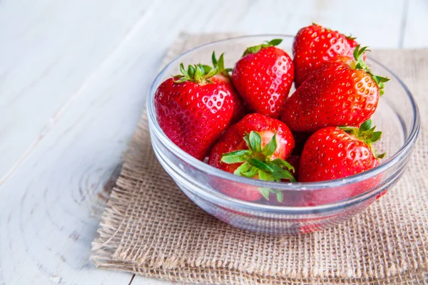 Kahvaltı için Beyaz ahşap zemin üzerinde plaka üzerinde çilek 