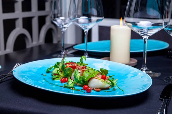 Ensalada con vieiras de mar, albahaca, tocino y arándanos — Foto de Stock