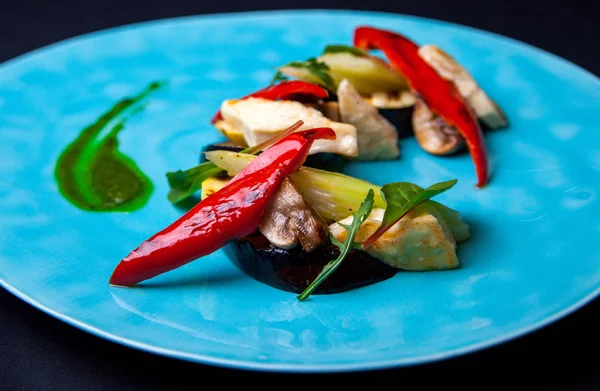 Ensalada de verduras a la parrilla de primavera fitness con papper, champiñones en un restaurante de alimentación del chef. Verduras a la parrilla — Foto de Stock