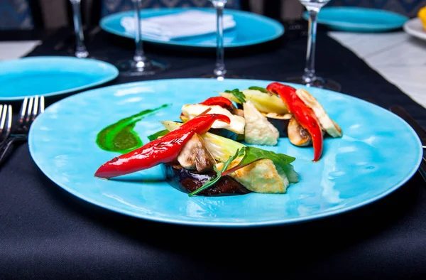 Ensalada de verduras a la parrilla de primavera fitness con papper, champiñones en un restaurante de alimentación del chef. Verduras a la parrilla — Foto de Stock