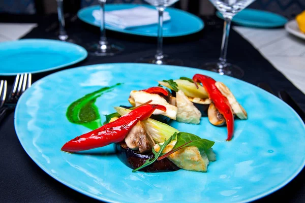 Ensalada de verduras a la parrilla de primavera fitness con papper, champiñones en un restaurante de alimentación del chef. Verduras a la parrilla — Foto de Stock