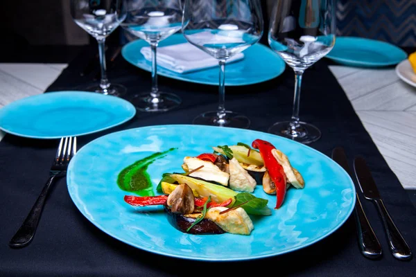 Ensalada de verduras a la parrilla de primavera fitness con papper, champiñones en un restaurante de alimentación del chef. Verduras a la parrilla — Foto de Stock