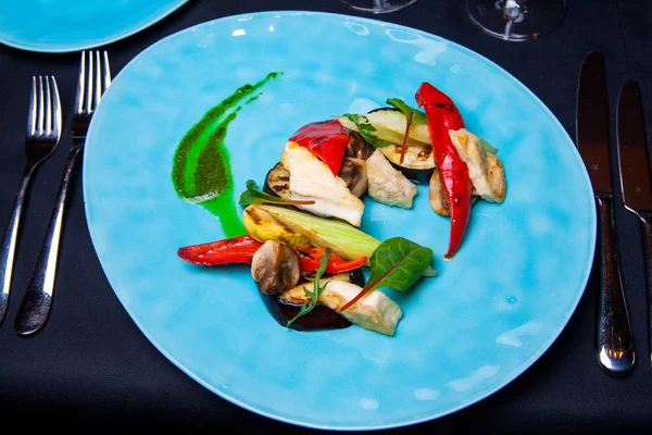 Ensalada de verduras a la parrilla de primavera fitness con papper, champiñones en un restaurante de alimentación del chef. Verduras a la parrilla — Foto de Stock