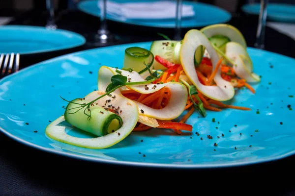 Ensalada de fitness de verduras de primavera con manzana, zanahoria, pepino y pimienta en un restaurante que se alimenta del chef — Foto de Stock