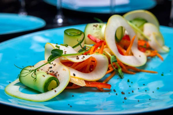 Ensalada de fitness de verduras de primavera con manzana, zanahoria, pepino y pimienta en un restaurante que se alimenta del chef — Foto de Stock