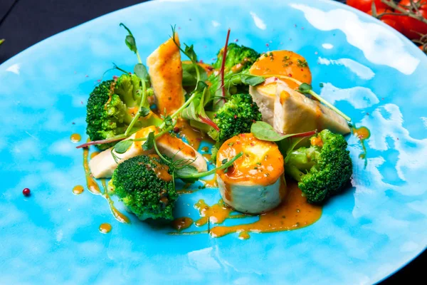 Ensalada de fitness de primavera verde con brócoli y queso tostado a la parrilla — Foto de Stock