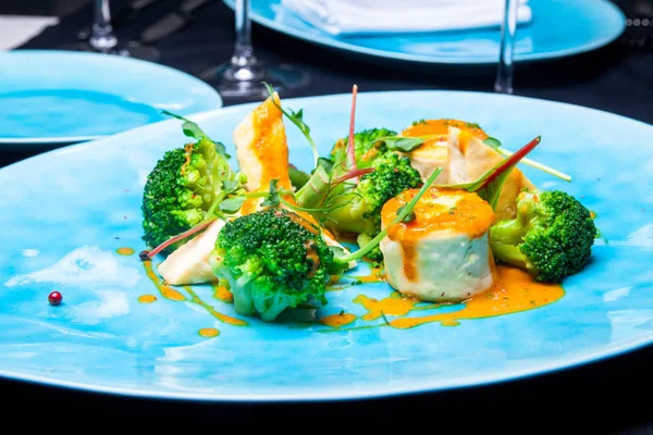 Ensalada de fitness de primavera verde con brócoli y queso tostado a la parrilla — Foto de Stock