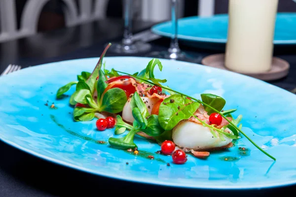 Ensalada con vieiras de mar, albahaca, tocino y arándanos en plato azul servido en el restaurante — Foto de Stock
