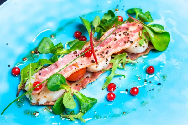 Ensalada con vieiras de mar, albahaca, tocino y arándanos en plato azul servido en el restaurante — Foto de Stock