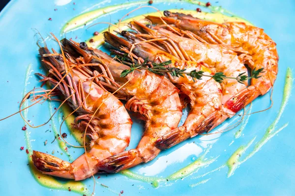 Mavi plaka üzerinde rosemary ile ızgara karides Restoran sous ve şarap servis
