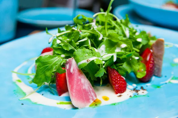 Ton balıklı salata ile çilek ve otlar, roka Restaurant 