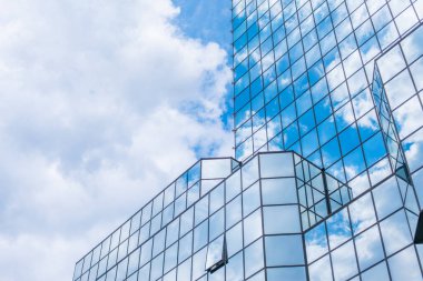  Gökdelenler içinde yüzen bulutlar