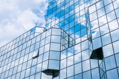  Gökdelenler içinde yüzen bulutlar