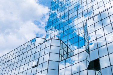  Gökdelenler içinde yüzen bulutlar