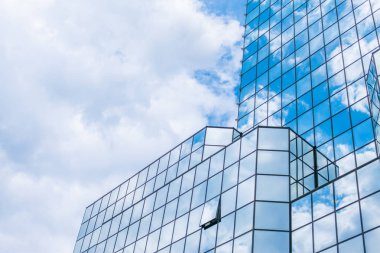  Gökdelenler içinde yüzen bulutlar