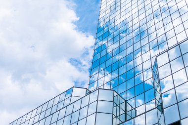  Gökdelenler içinde yüzen bulutlar