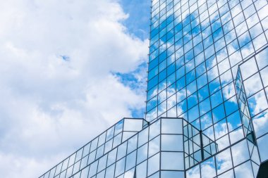  Gökdelenler içinde yüzen bulutlar