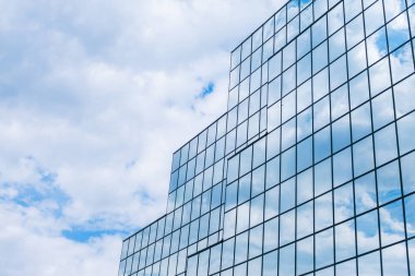  Gökdelenler içinde yüzen bulutlar