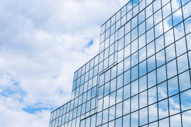  Gökdelenler içinde yüzen bulutlar