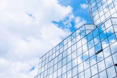  Gökdelenler içinde yüzen bulutlar