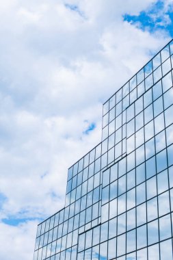  Gökdelenler içinde yüzen bulutlar