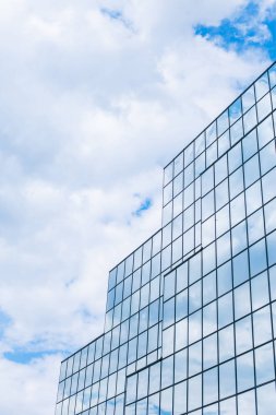  Gökdelenler içinde yüzen bulutlar