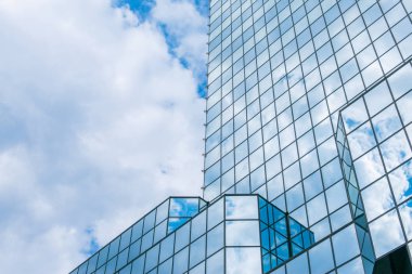  Gökdelenler içinde yüzen bulutlar