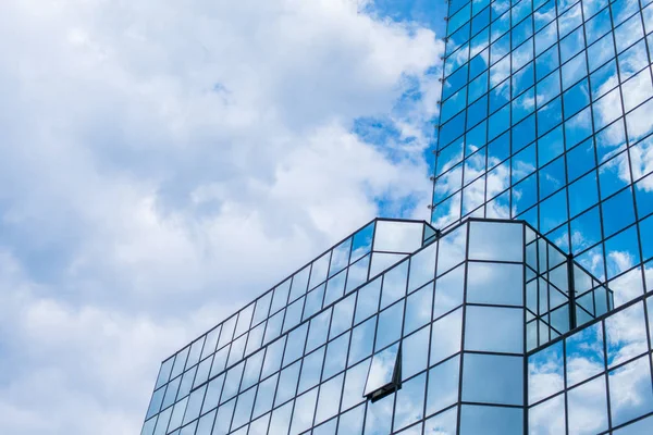 De wolken drijven over de wolkenkrabbers — Stockfoto