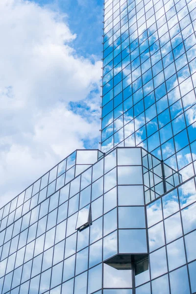  Gökdelenler içinde yüzen bulutlar