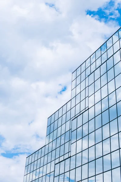  Gökdelenler içinde yüzen bulutlar