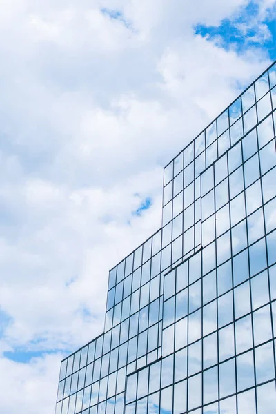  Gökdelenler içinde yüzen bulutlar