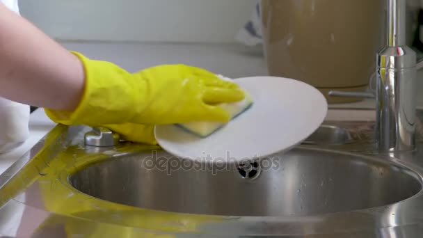 En kvinna diska i köket. Mänsklig handtvätt rätter med färska dricka vatten på Köksblandare — Stockvideo