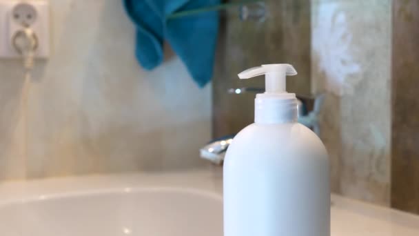 Nő van mosás ő kezét — Stock videók