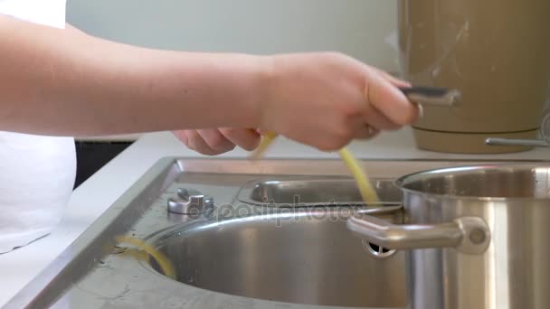 Woman peels vegetables with vegetable peeler. A woman is peeling carrots and potatoes with a vegetable peeler — Stock Video